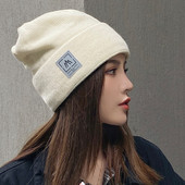 Alkalmi gyapjú női sapka emblémával