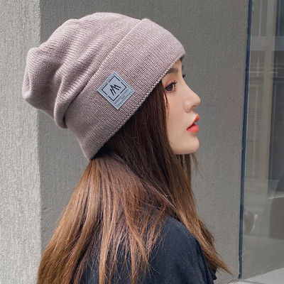 Alkalmi gyapjú női sapka emblémával