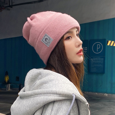 Alkalmi gyapjú női sapka emblémával