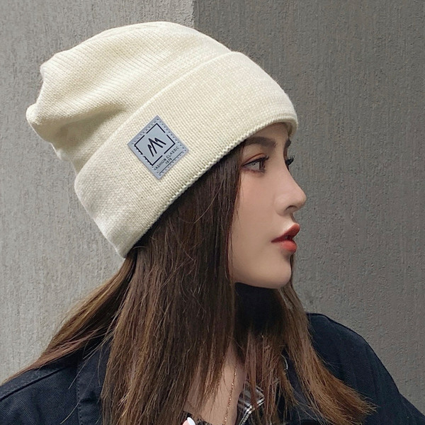 Alkalmi gyapjú női sapka emblémával