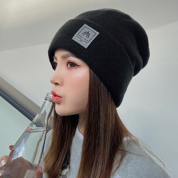 Alkalmi gyapjú női sapka emblémával