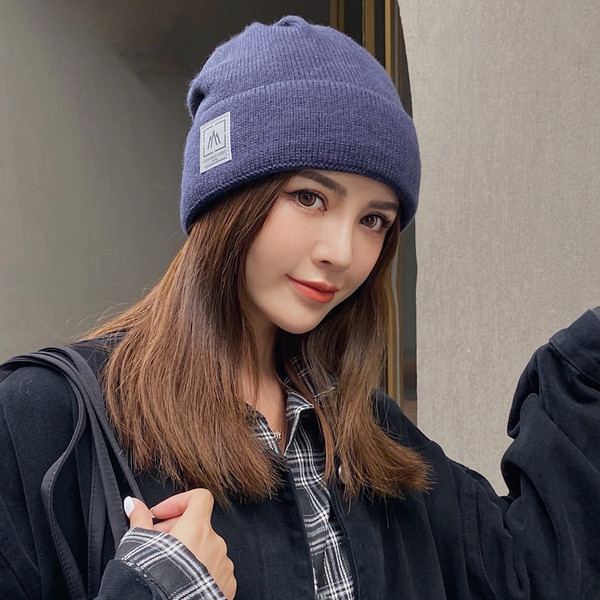 Alkalmi gyapjú női sapka emblémával