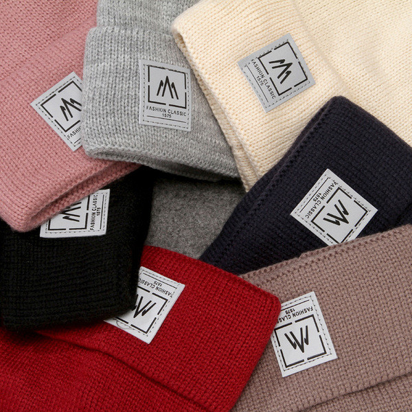 Alkalmi gyapjú női sapka emblémával