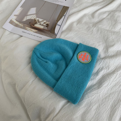 Πλεκτό καπέλο με έμβλημα για γυναίκες