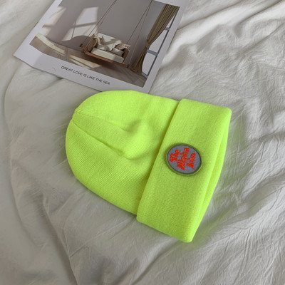 Πλεκτό καπέλο με έμβλημα για γυναίκες