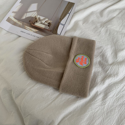 Πλεκτό καπέλο με έμβλημα για γυναίκες