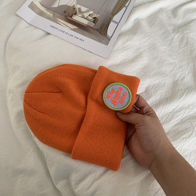 Πλεκτό καπέλο με έμβλημα για γυναίκες