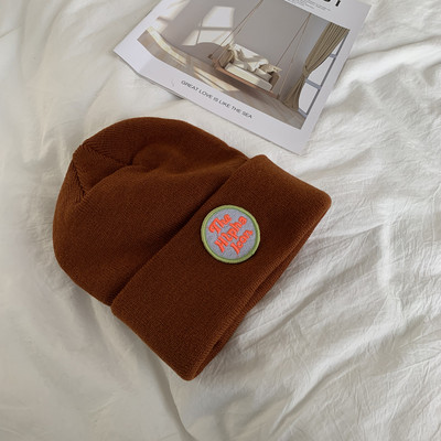 Πλεκτό καπέλο με έμβλημα για γυναίκες