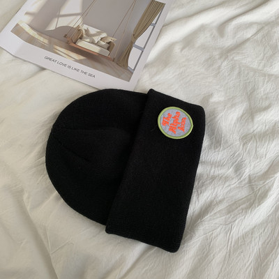 Πλεκτό καπέλο με έμβλημα για γυναίκες