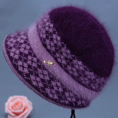 Női gyapjú sapka fém elemmel - két modell