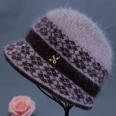 Női gyapjú sapka fém elemmel - két modell
