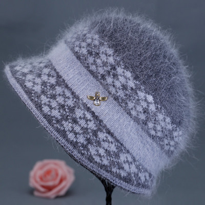 Női gyapjú sapka fém elemmel - két modell
