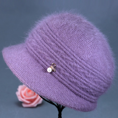 Női gyapjú sapka fém elemmel - két modell