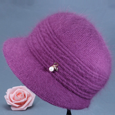 Női gyapjú sapka fém elemmel - két modell