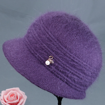 Női gyapjú sapka fém elemmel - két modell