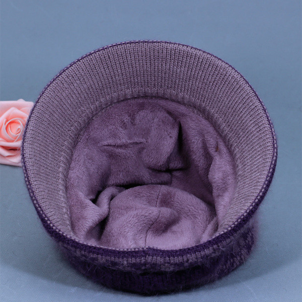 Női gyapjú sapka fém elemmel - két modell