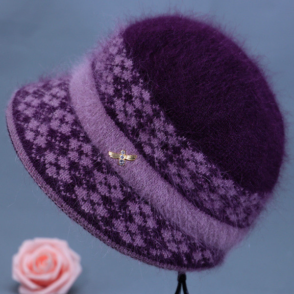 Női gyapjú sapka fém elemmel - két modell