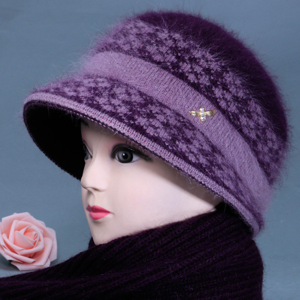 Női gyapjú sapka fém elemmel - két modell