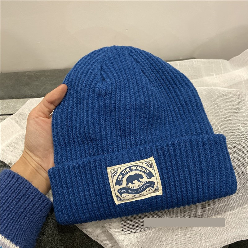 Γυναικείο πλεκτό καπέλο για το φθινόπωρο και το χειμώνα