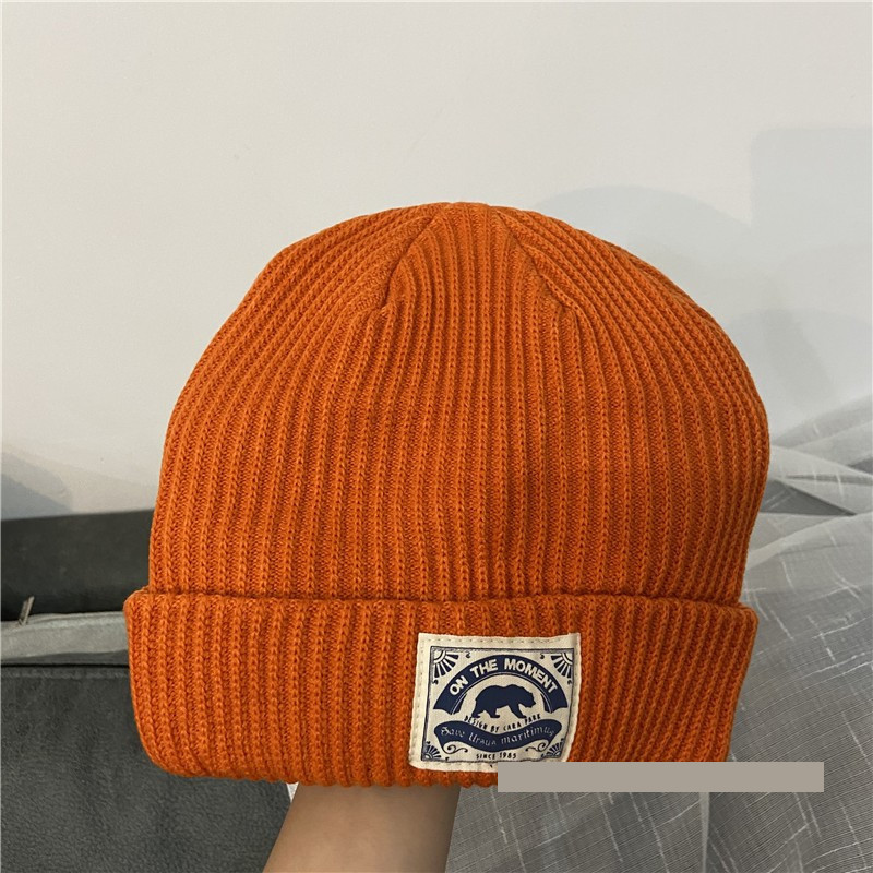 Γυναικείο πλεκτό καπέλο για το φθινόπωρο και το χειμώνα