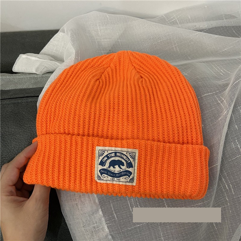 Γυναικείο πλεκτό καπέλο για το φθινόπωρο και το χειμώνα