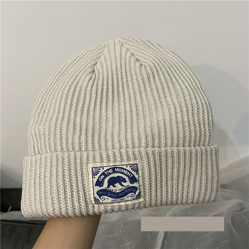 Γυναικείο πλεκτό καπέλο για το φθινόπωρο και το χειμώνα