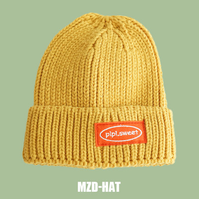 Alkalmi női gyapjú sapka emblémával