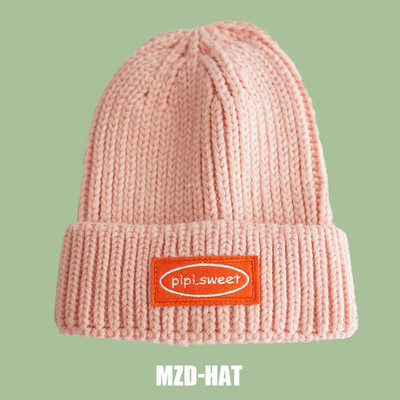 Alkalmi női gyapjú sapka emblémával