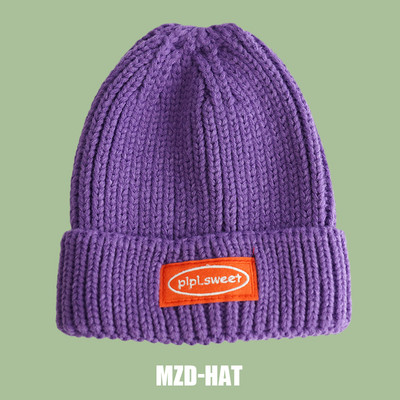 Alkalmi női gyapjú sapka emblémával