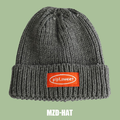 Alkalmi női gyapjú sapka emblémával