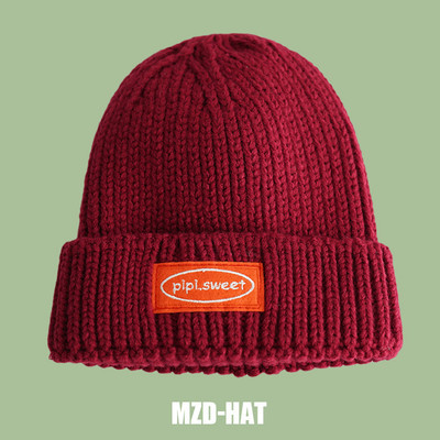 Alkalmi női gyapjú sapka emblémával