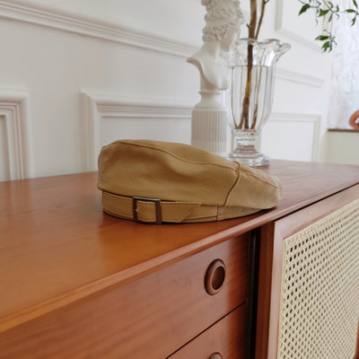 Νέο μοντέλο γυναικείο καπέλο τύπου μπερέ με μεταλλική αγκράφα σε δύο μοντέλα