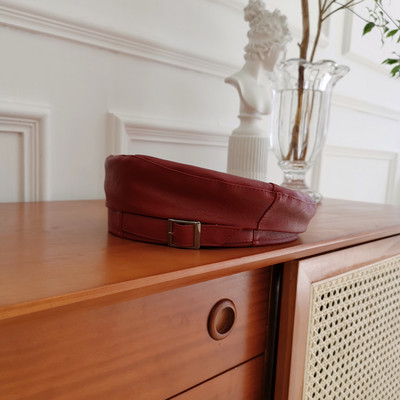 Νέο μοντέλο γυναικείο καπέλο τύπου μπερέ με μεταλλική αγκράφα σε δύο μοντέλα