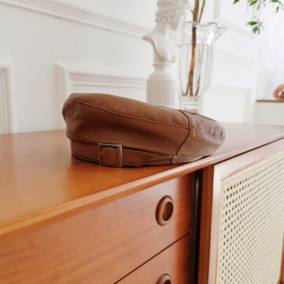 Νέο μοντέλο γυναικείο καπέλο τύπου μπερέ με μεταλλική αγκράφα σε δύο μοντέλα