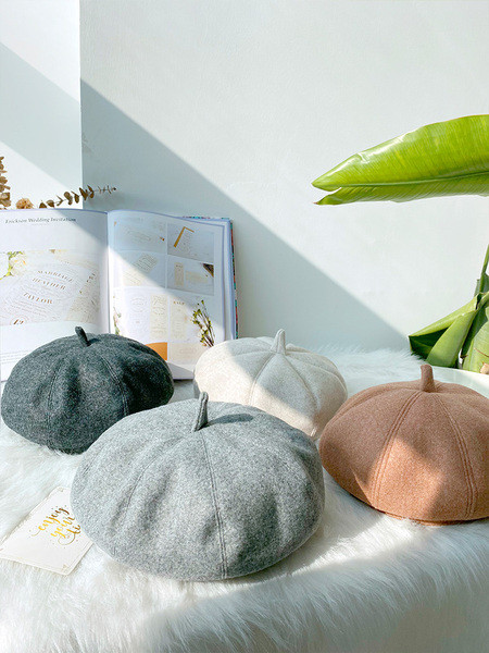 Retro stílusú női sapka - három modell