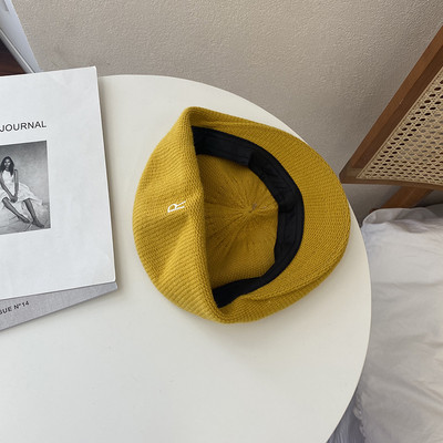 Alkalmi női sapka hímzéssel télre