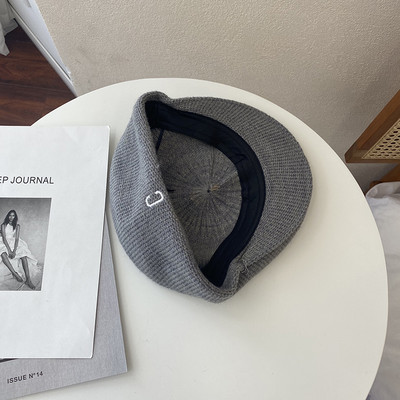 Alkalmi női sapka hímzéssel télre