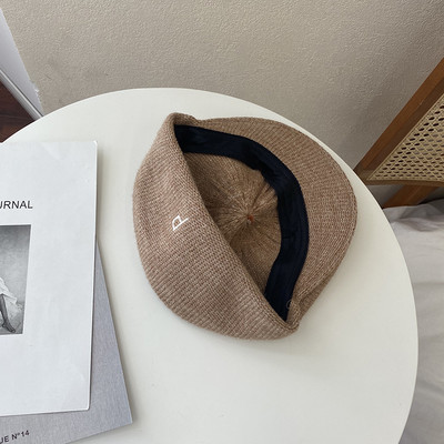 Alkalmi női sapka hímzéssel télre