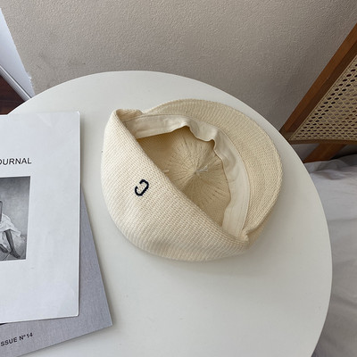 Alkalmi női sapka hímzéssel télre