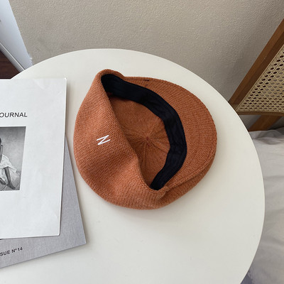 Alkalmi női sapka hímzéssel télre