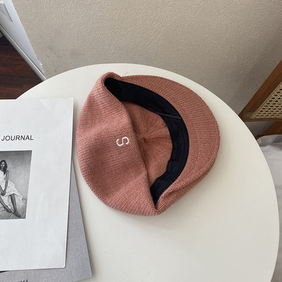 Alkalmi női sapka hímzéssel télre