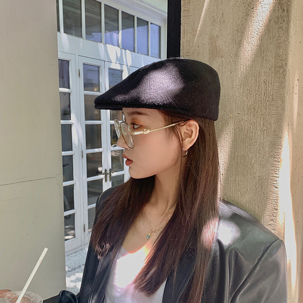 Alkalmi női sapka hímzéssel télre