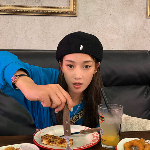 Alkalmi női sapka hímzéssel télre