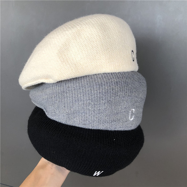 Kötött női barett sapka