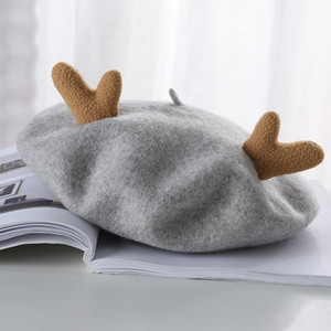 Női beret karácsonyi motívumokkal