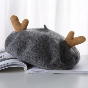 Női beret karácsonyi motívumokkal