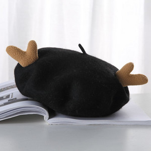 Női beret karácsonyi motívumokkal