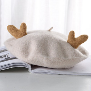 Női beret karácsonyi motívumokkal