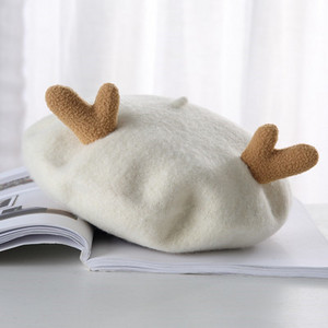 Női beret karácsonyi motívumokkal