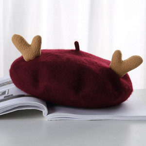 Női beret karácsonyi motívumokkal